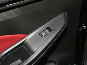 2022款1.5T DCT虎啸限定版 后排车窗控制区