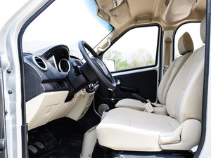 2014款1.5L 手动标准型 前排空间