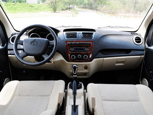 2014款1.5L 手动标准型 内饰全景