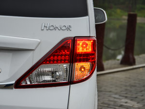 2014款1.5L 手动精英版 尾灯