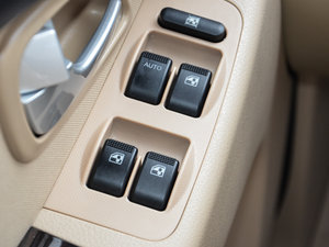 2014款1.5L 手动精英版 主驾车窗控制区	