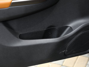 2017款CX70T  1.5T 自动尊擎版 前门储物空间
