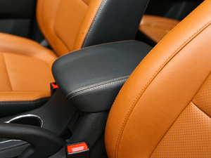 2017款CX70T  1.5T 自动尊擎版 中央扶手箱