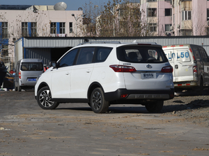 2017款1.5T 自动旗舰型 左后45度