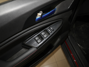 2017款1.6L 手动豪华型 主驾车窗控制区	