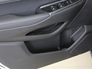2018款1.5T 自动智网型 前门储物空间