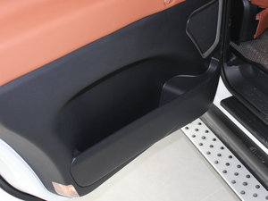 2011款2.2T 四驱智尊版 前门储物空间
