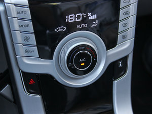 2013款1.8T 自动尊贵版 中控区
