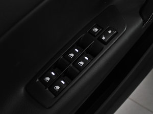 2013款进化版 2.2T 四驱智尊型 主驾车窗控制区	