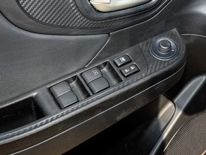 2017款1.6L CVT骑士版 主驾车窗控制区	