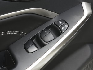 2023款PLUS 1.6L XE CVT潮领版 主驾车窗控制区	