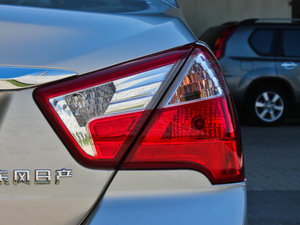 2012款1.6L 手动尊贵版 尾灯