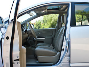 2012款1.6L 手动尊贵版 前排空间