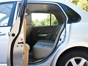 2012款1.6L 手动尊贵版 后排空间