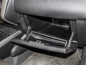 2014款1.6L 手动版 手套箱