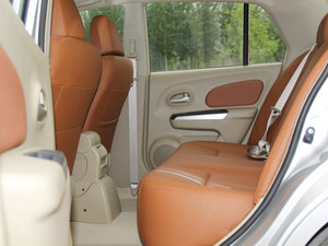 2014款1.6L 手动精彩版  后排空间
