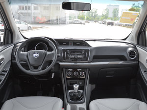 2017款1.5L XE 手动标准版 内饰全景