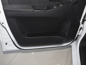 2021款1.5L CVT舒适型 前门储物空间
