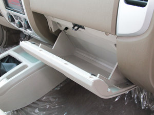 2011款2.8T 两驱柴油 手套箱