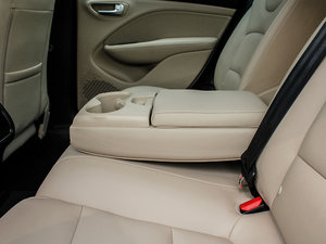 2012款1.4T 自动畅享版 后排中央扶手