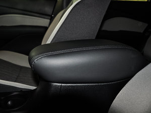 2015款1.4T 手动悦享版 中央扶手箱