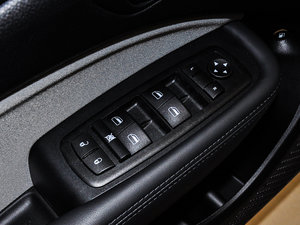 2015款1.4T 手动悦享版 主驾车窗控制区	