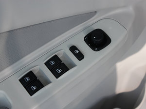 2012款1.5L 手动豪华版 主驾车窗控制区	