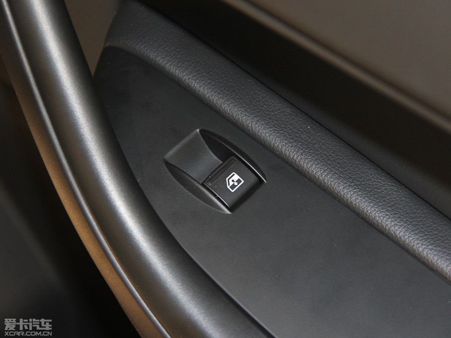 2015���^��3����SUV 1.6T �Ԅ��̈́���