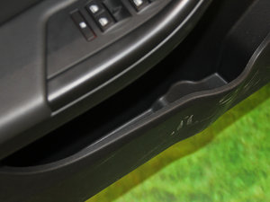 2015款1.6T 自动型动派 前门储物空间
