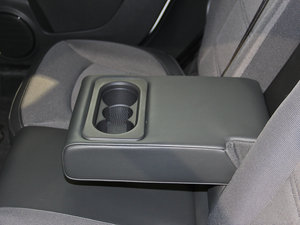 2015款1.6T 自动型动派 后排中央扶手
