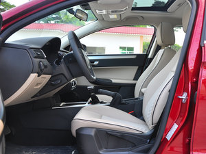 2016款1.6L 自动致悦型 前排空间