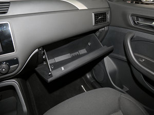 2016款1.6T 手动舒适型 手套箱