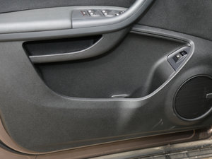 2017款1.6T 手动领先型 前门储物空间