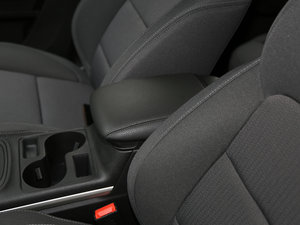 2017款1.6T 手动领先型 中央扶手箱