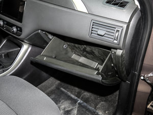 2017款1.6T 手动领先型 手套箱