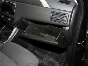 2017款1.6T 自动领先型 手套箱