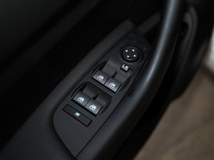2017款1.6T 手动进取型 主驾车窗控制区	