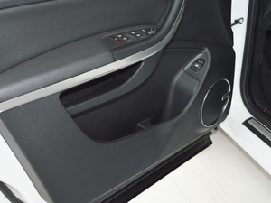 2018款1.6T 自动旗舰型 前门储物空间