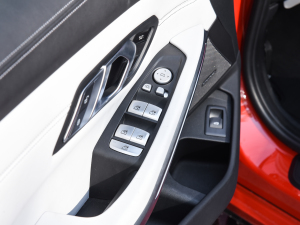 2021款M xDrive 雷霆版 主驾车窗控制区	