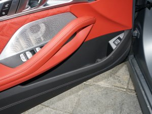 2022款M8 四门轿跑车 雷霆版 前门储物空间