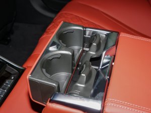 2022款M8 四门轿跑车 雷霆版 后排中央扶手功能