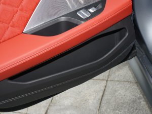 2022款M8 四门轿跑车 雷霆版 后门储物空间