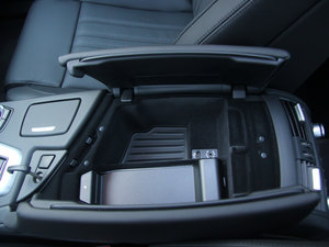 2012款4.4 V8 中央扶手箱