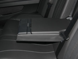 2012款4.4 V8 后排中央扶手