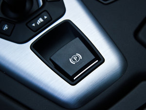 2012款4.4 V8 驻车制动器