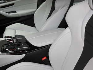 2018款4.4T V8 中央扶手箱