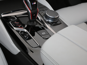 2018款4.4T V8 驻车制动器