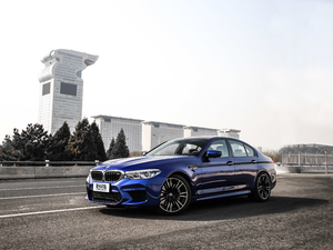 2018款4.4T V8 整体外观