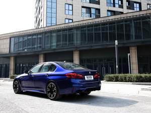 2018款4.4T V8 整体外观