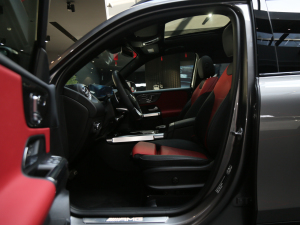 2021款AMG GLB 35 4MATIC 前排空间